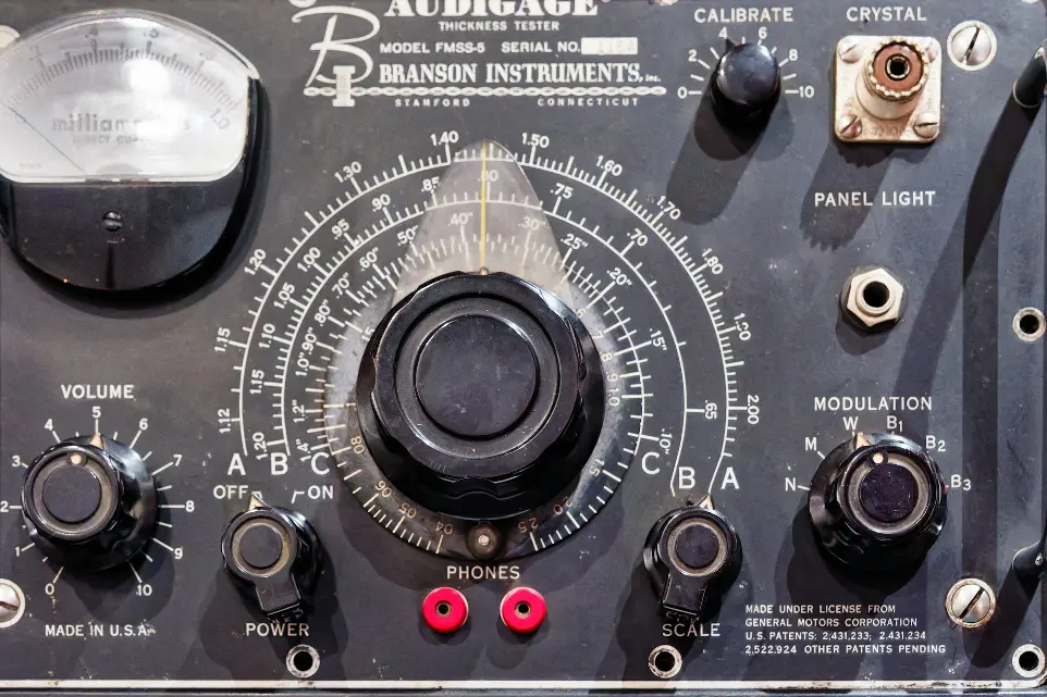 A close up of an old fashioned radio